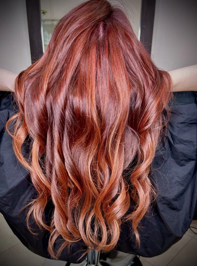 Rich red colour with lightened lengths, finished with the marbling effect